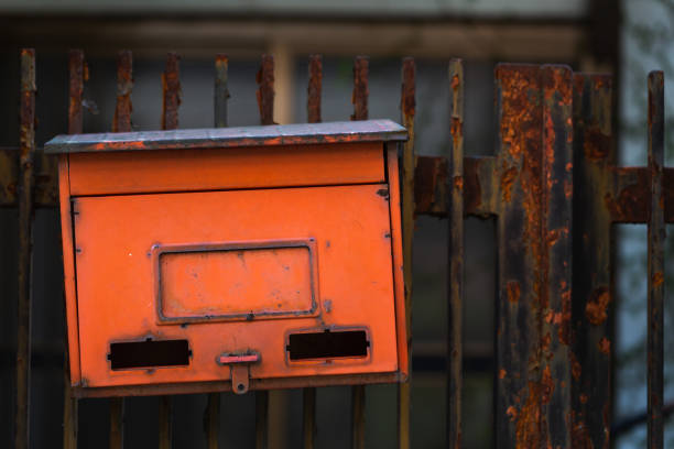 una vecchia cassetta postale installata davanti all'ingresso - mailbox mail letter old fashioned foto e immagini stock