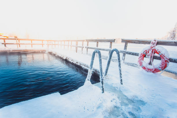 очень холодный день в месте для купания на льду. фото из соткамо, финляндия. - кухмо стоковые фото и изображения
