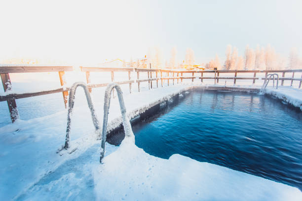очень холодный день в месте для купания на льду. фото из соткамо, финляндия. - кухмо стоковые фото и изображения