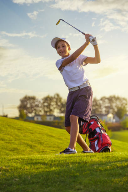 menino jogando golfe - golf lifestyles sport golf swing - fotografias e filmes do acervo