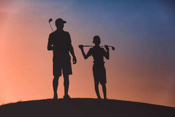 hombre con su silueta de golfistas de hijo - golf expertise professional sport men fotografías e imágenes de stock