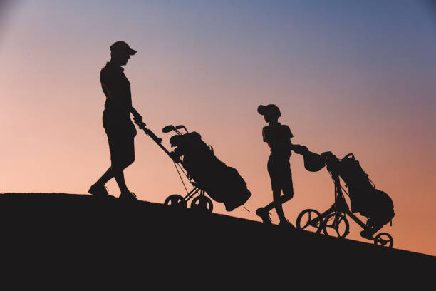 彼の息子のゴルファーのシルエットを持つ男 - family with one child family two parent family father ストックフォトと画像