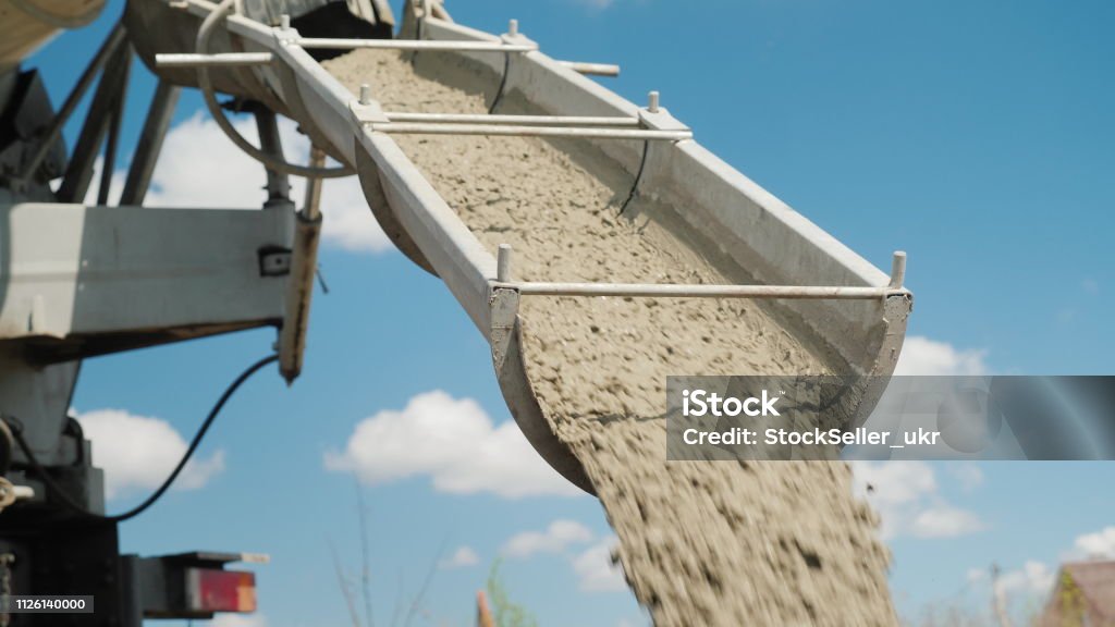 Cement on the troughs follows from the concrete mixer. Delivery of ready-made high-quality concrete concept - Royalty-free Betão Foto de stock