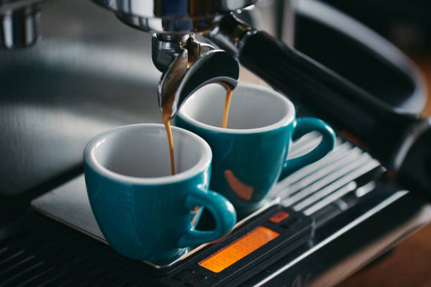 Tiro de café fazendo - foto de acervo