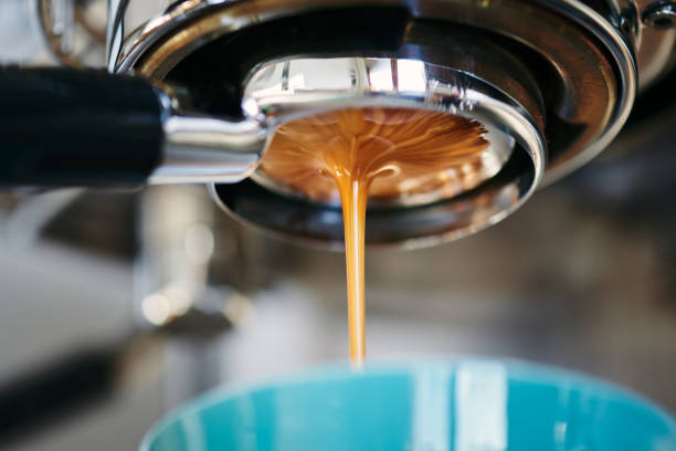 Máquina de café expresso, puxando um tiro - foto de acervo