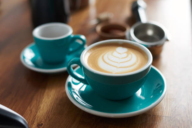 Cappuccino mit Latte Art trinken – Foto