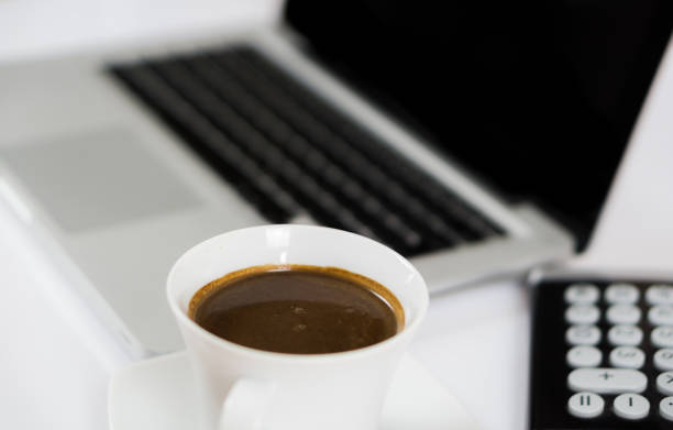 posto di lavoro aziendale con tazza di calcolatore di caffè e laptop per computer - computer key internet cafe coffee internet foto e immagini stock