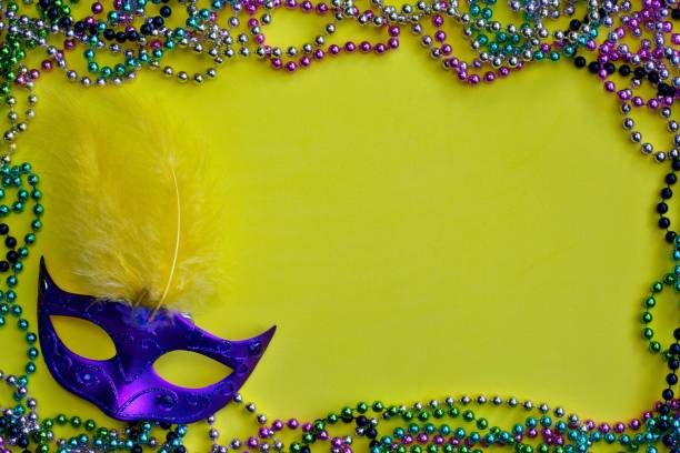 decoraciones de carnaval sobre fondo amarillo - mardi gras new orleans mask bead fotografías e imágenes de stock