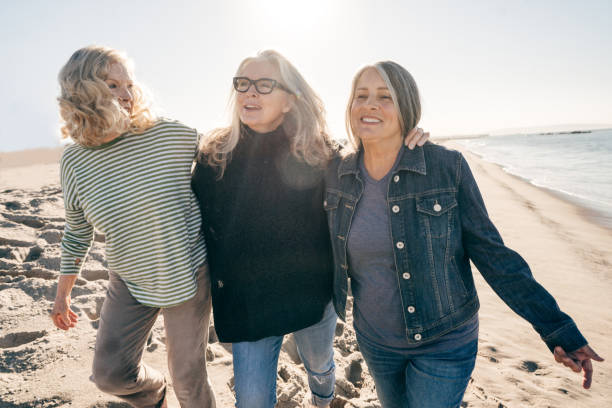 은퇴의 기쁨: 행복, 자유, 그리고 삶 찾기 - beach women joy sand 뉴스 사진 이미지