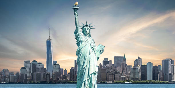 la estatua de la libertad con la construcción de rascacielos de manhattan - new york city skyline new york state freedom fotografías e imágenes de stock