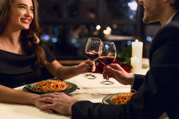 concepto de día de san valentín feliz - dining people women wine fotografías e imágenes de stock