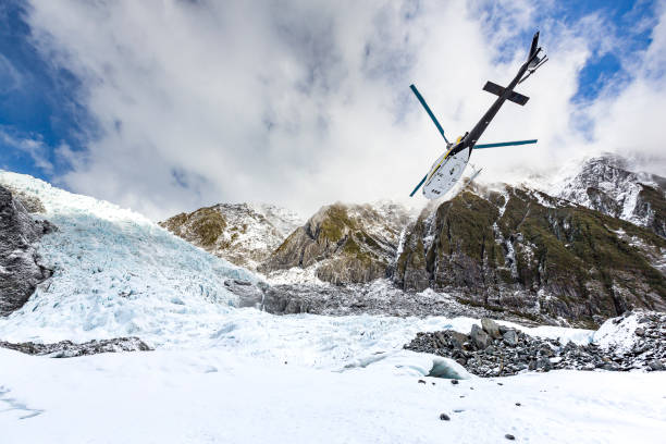 hélicoptère laissant franz josef glacier, nouvelle-zélande - franz josef glacier photos et images de collection