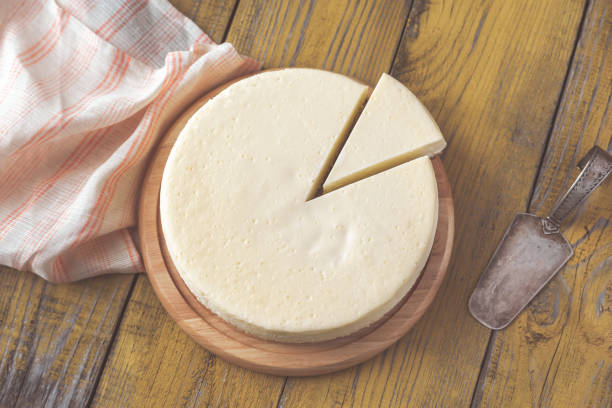 tradicional bolo de queijo em cima da mesa de madeira - whole cake fotos - fotografias e filmes do acervo