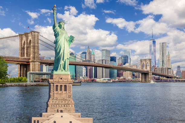 statue de la liberté et la skyline de new york city avec brooklyn bridge, world trade center, beekman tower et woolworth building, ny, usa. - east river drive photos et images de collection