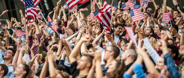 fanáticos de estados unidos ondeando banderas - american football stadium fotografías e imágenes de stock