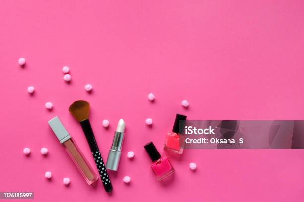Esmaltes De Uñas Lápiz Labial Sobre Un Fondo Rosa Cosméticos De Maquillaje Para Mujer Joven O Adolescente Copia Espacio Vista Superior Foto de stock y más banco de imágenes de Accesorio personal - Esmaltes De Uñas Lápiz Labial Sobre Un Fondo Rosa Cosméticos De Maquillaje Para Mujer Joven O Adolescente Copia Espacio Vista Superior Foto de stock y más banco de imágenes de Accesorio personal -