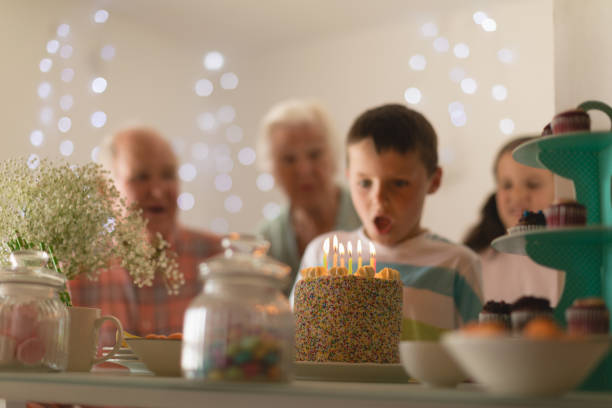 손자의 다 세대 가족 축 하 생일 - long life cake birthday cake grandparent 뉴스 사진 이미지