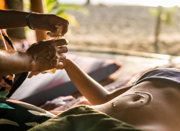 마사지 치료사는 스파에서 아로마 테라피 오일을 사용 하 여의 닫습니다. - massaging thailand thai culture shiatsu 뉴스 사진 이미지