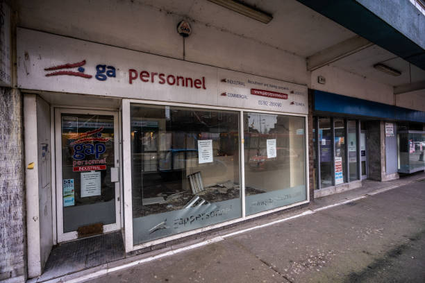 magasins abandonnés, des usines, des circonscriptions administratives et des centres commerciaux en déclin urbain - shopping mall shopping sale retail photos et images de collection