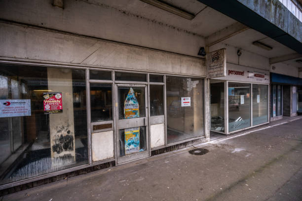 magasins abandonnés, des usines, des circonscriptions administratives et des centres commerciaux en déclin urbain - shopping mall shopping sale retail photos et images de collection