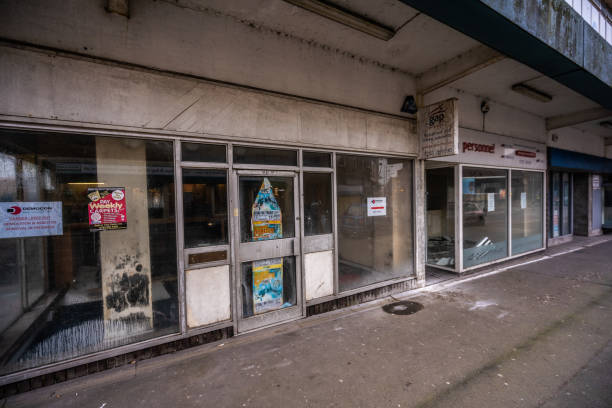 버려진된 상점, 공장, 지구 및 도시 쇠퇴에 쇼핑 센터 - rusty city life metal rust 뉴스 사진 이미지