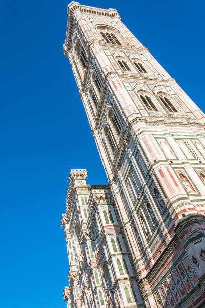 glockenturm der cattedrale di santa maria del fiore, florenz, italien - italy bell tower built structure building exterior stock-fotos und bilder