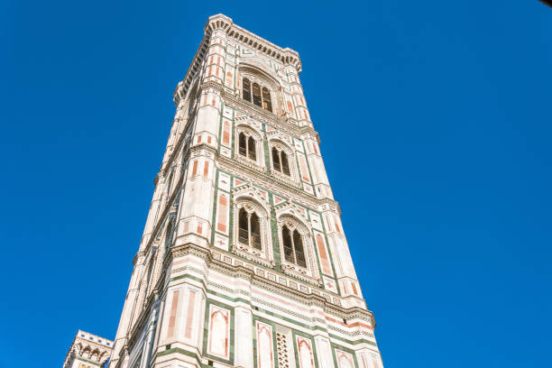 glockenturm der cattedrale di santa maria del fiore, florenz, italien - italy bell tower built structure building exterior stock-fotos und bilder