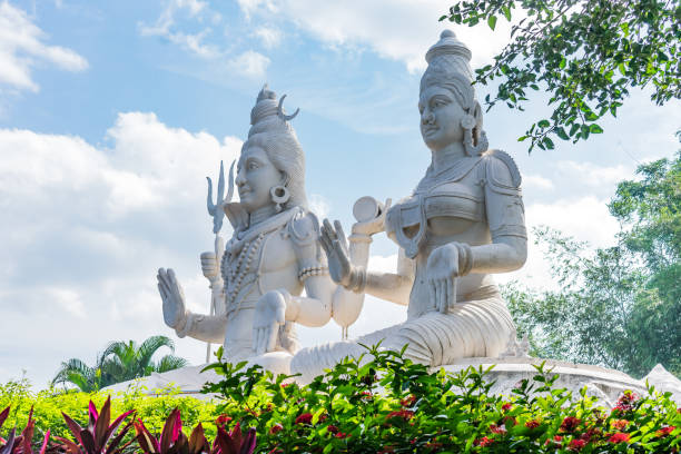 señor shiv y parvati estatua en un jardín indio mirando impresionante con pequeños arbustos. - indian god fotografías e imágenes de stock