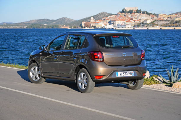 dacia sandero en la calle - dacia fotografías e imágenes de stock