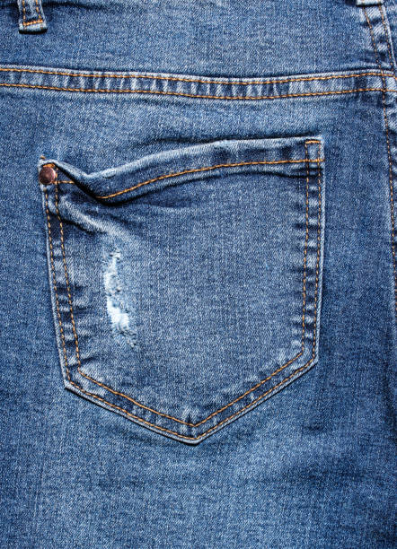 poche arrière de jeans porté déchirés - textile canvas torn textured photos et images de collection