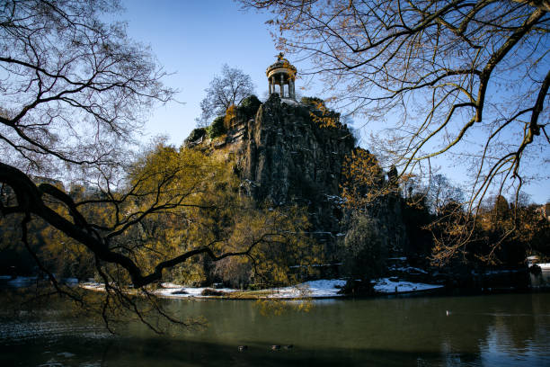 Photo of the Buttes-Chaumont belvedere, photo taken at lake level.
