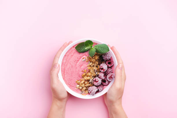 ręce trzymające miskę smoothie. - berry fruit pink vibrant color leaf zdjęcia i obrazy z banku zdjęć