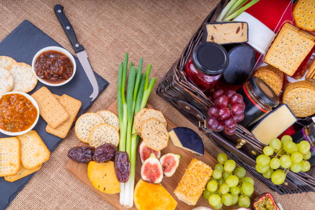 Cracker di formaggio e cesto di sottaceti. - foto stock