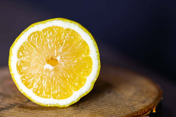 木製のスタンドにレモン。 - lemon textured peel portion ストックフォトと画像