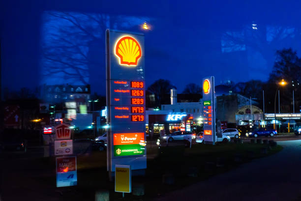 berlin, niemcy - 2 grudnia 2016: stacja benzynowa w nocy z logo powłoki - gas station service red yellow zdjęcia i obrazy z banku zdjęć