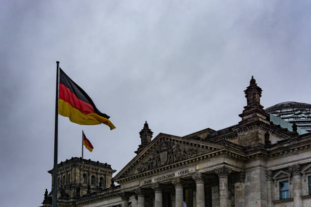 reichstag (bundestag, el parlamento alemán) del edificio en un día nublado - berlín, alemania - berlin germany the reichstag german culture contemporary fotografías e imágenes de stock