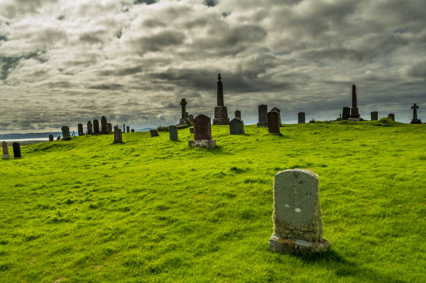 古い風化 uig スコットランドのスカイ島の近くの墓地に thombstones - celtic cross celtic culture tombstone death ストックフォトと画像