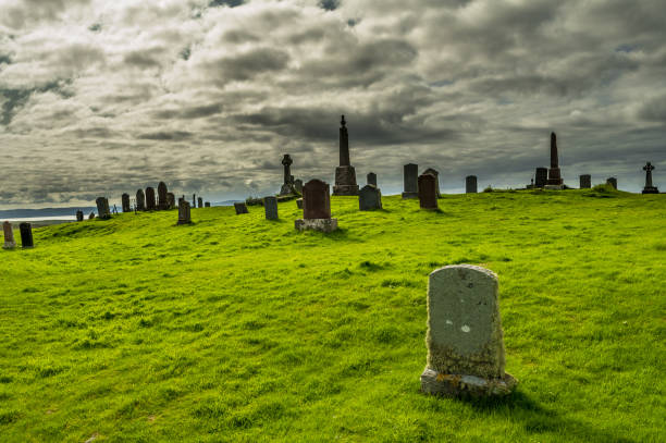 old weathered thombstones na cmentarzu w pobliżu uig na wyspie skye w szkocji - cemetery hill zdjęcia i obrazy z banku zdjęć