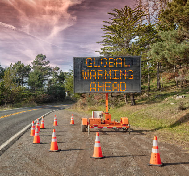 globalne ocieplenie ahead: znak drogowy: przyczepa mobilny znak ostrzegawczy zaparkowany na drodze ze słowami dla bezpieczeństwa przez pomarańczowe szyszki - turning point zdjęcia i obrazy z banku zdjęć