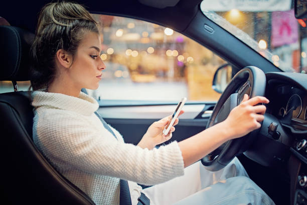 젊은 여자는 교통 체증에 문자 메시지 - telephone window mobile phone addiction 뉴스 사진 이미지