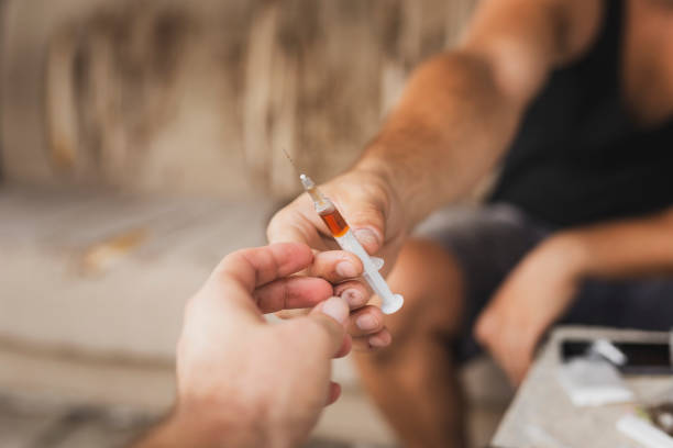 dożylnie osoby zażywające narkotyki dzielące strzykawkę - narcotic heroin addiction hepatitis zdjęcia i obrazy z banku zdjęć