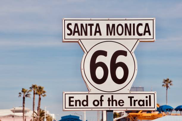 drogowskaz wyznaczający sam koniec światowej sławy trasy 66 - route 66 road sign california zdjęcia i obrazy z banku zdjęć