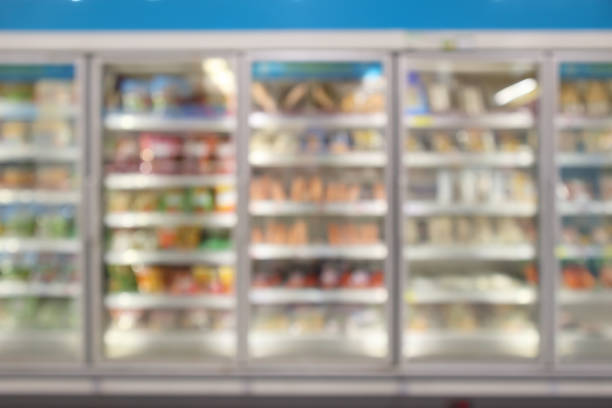 スーパー マーケット商業冷蔵庫冷凍庫表示冷凍食品の抽象的な背景をぼかし - 冷凍食品 ストックフォトと画像