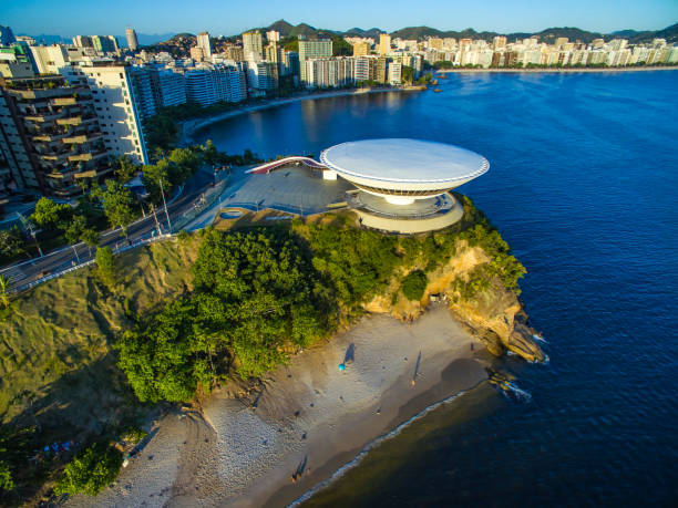 muzeum sztuki współczesnej niteroi. architekt oscar niemeyer. - niteroi zdjęcia i obrazy z banku zdjęć