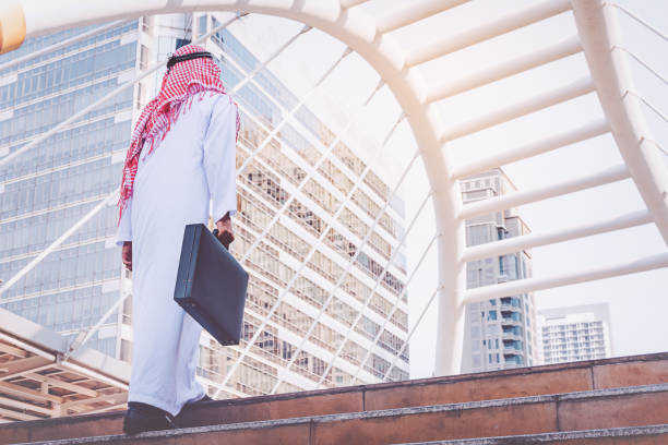 арабский бизнесмен, держащий сумку успешно - saudi arabia стоковые фото и изображения