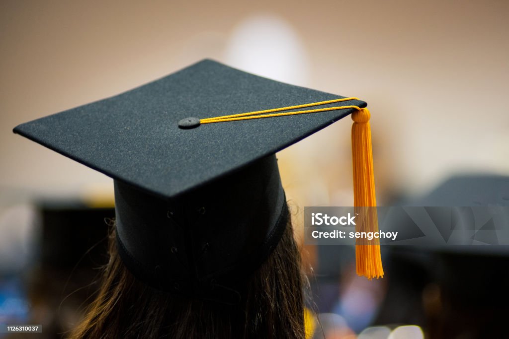 Laureati in cerimonia di laurea - Foto stock royalty-free di Celebrazione della laurea