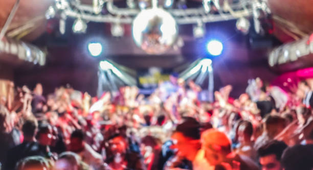 gente borrosa bailando en concierto de música - resumen defocused fondo de discoteca después de la fiesta en vivo escenario festival - concepto de entretenimiento de vida nocturna - foco luminoso del filtro - dance fever fotografías e imágenes de stock
