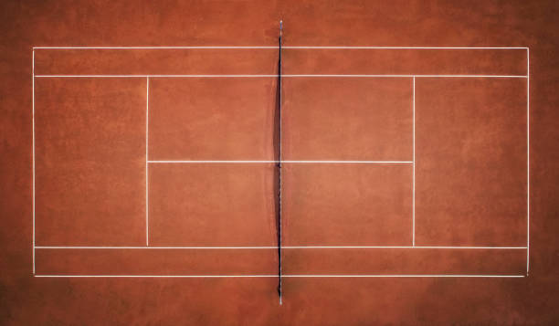 court de tennis de terre battue. vue de vol d’oiseau. photographie aérienne - tennis photos et images de collection