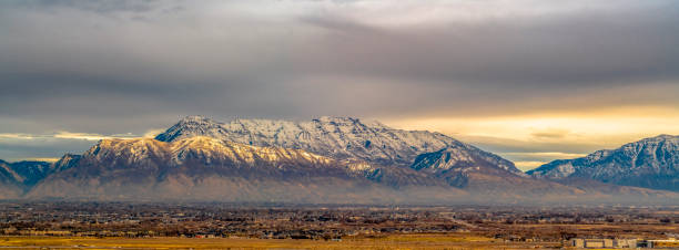 istock The Utah Valley community against Mount Timpanogos 1126316320