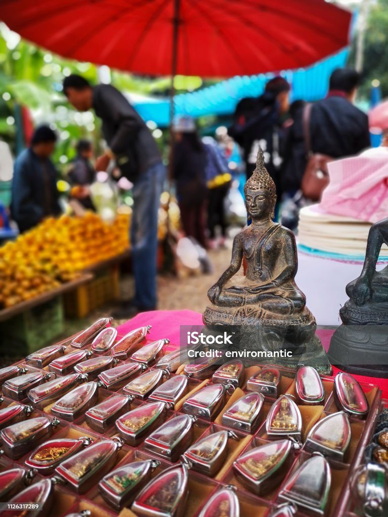 Bùa Phật Thái Lan Và Hình Ảnh Phật Để Bán Tại Một Chợ Bắc Thái Nói ...